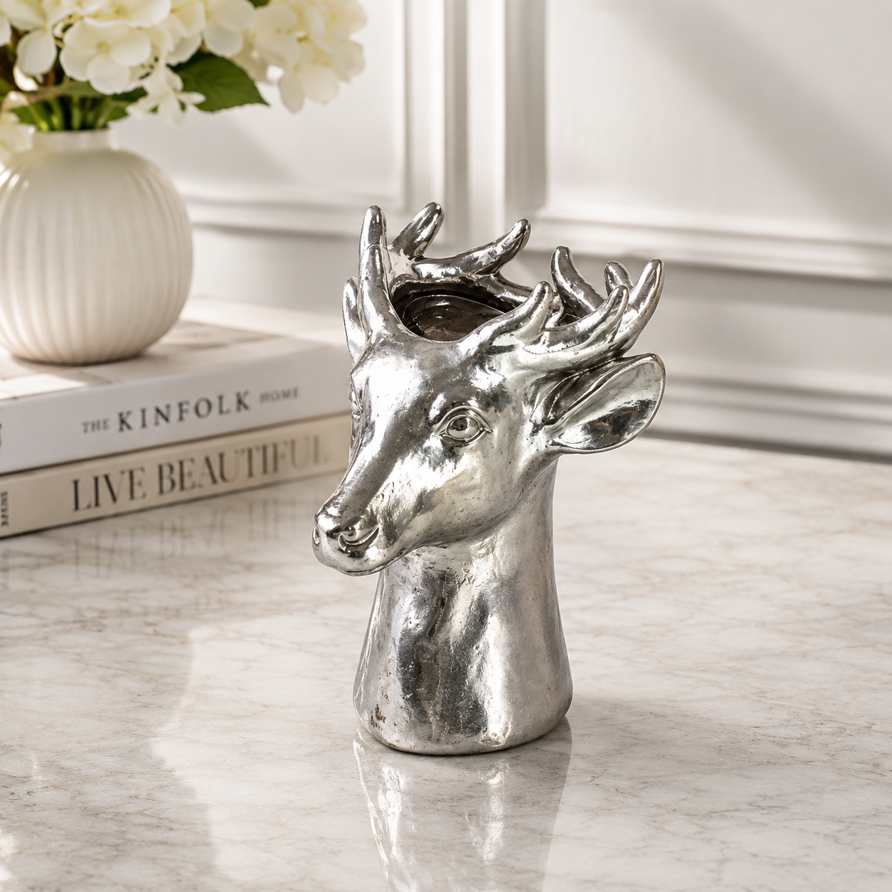 Vază / Obiect decorativ „Cap de Cerb Argintiu” – Eleganță nordică în formă sculpturală