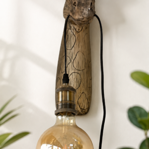 Aplică de perete decorativă „Girafă Aurie” – Artă și lumină într-un singur obiect