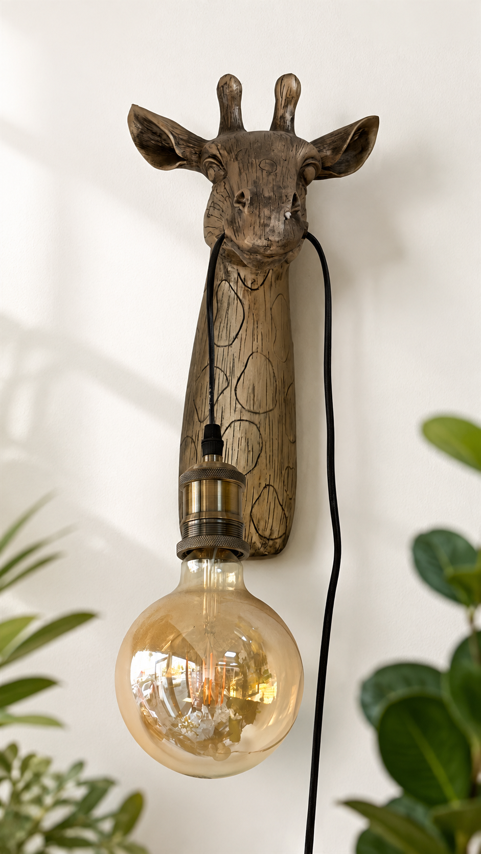 Aplică de perete decorativă „Girafă Aurie” – Artă și lumină într-un singur obiect