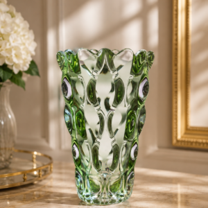 Vază decorativă din cristal colorat – Design artistic, nuanțe verzi și irizații