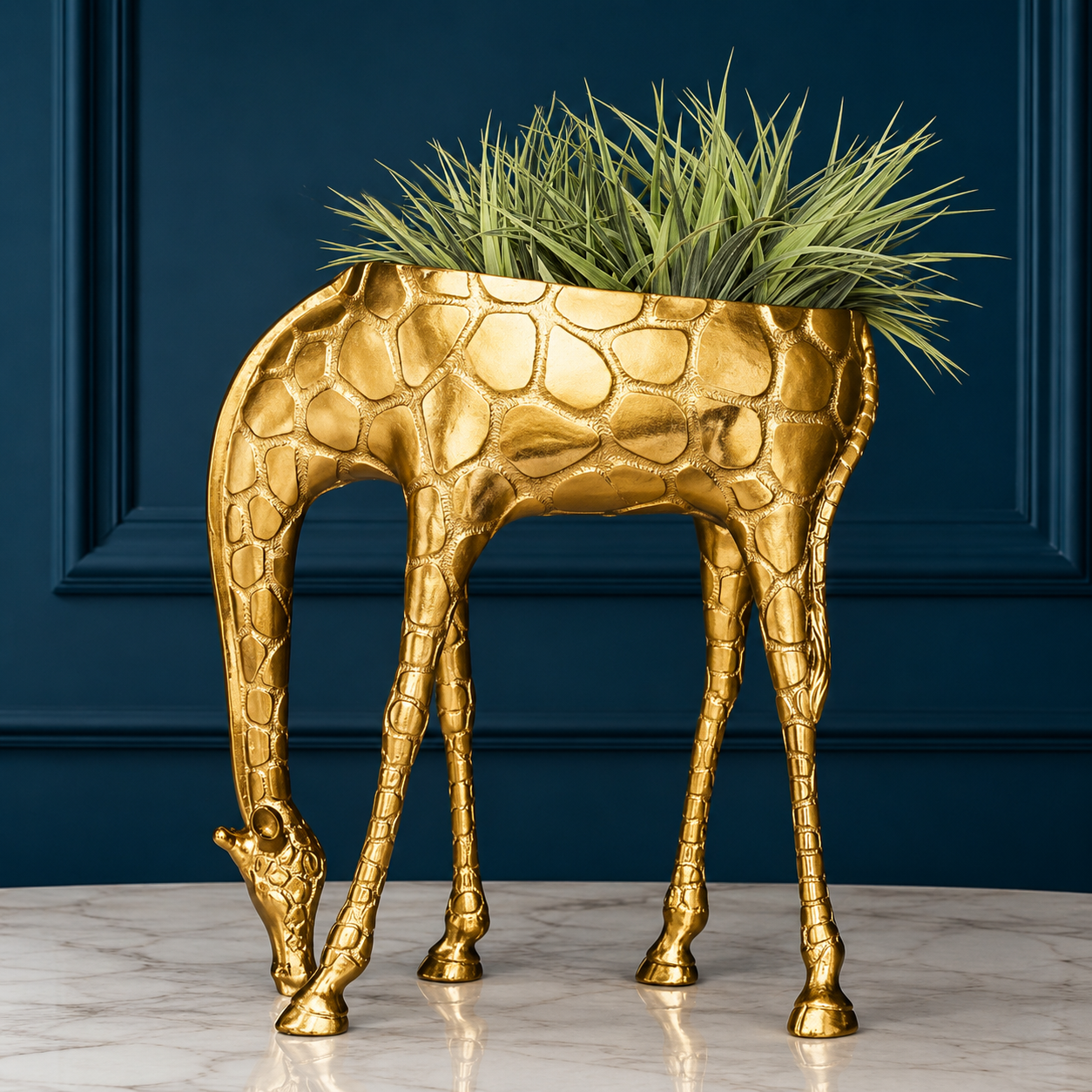 Ghiveci decorativ „Girafă Aurie” – Sculptură cu funcție practică