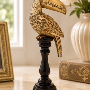 Statuetă decorativă tucan auriu pe suport negru – stil exotic și elegant