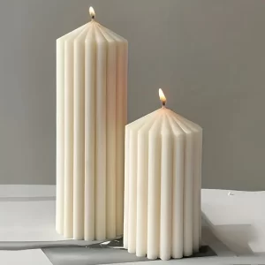 Lumânare decorativă sculpturală – „Pilon Geometric”
