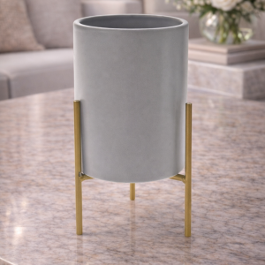 Ghiveci decorativ ceramic pe suport metalic auriu – stil minimalist modern