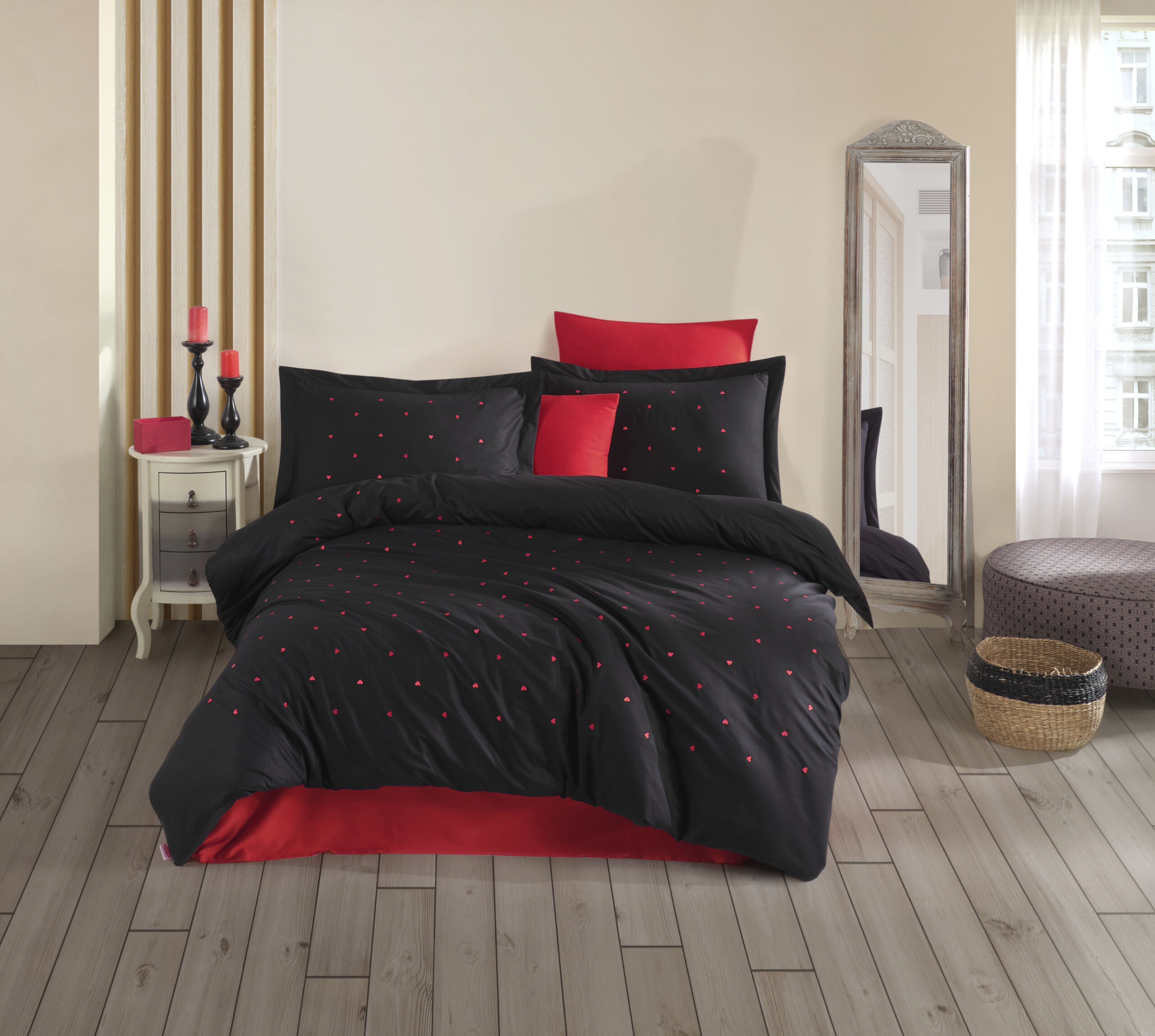 Lenjerie de pat matrimonială „Lubow” – Negru & Roșu, cu inimioare brodate