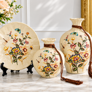 Set decorativ ceramic – 2 vaze & 1 platou cu flori și fluturi pictați manual