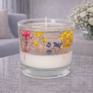 Lumânare decorativă cu flori naturale uscate, în pahar de sticlă transparentă