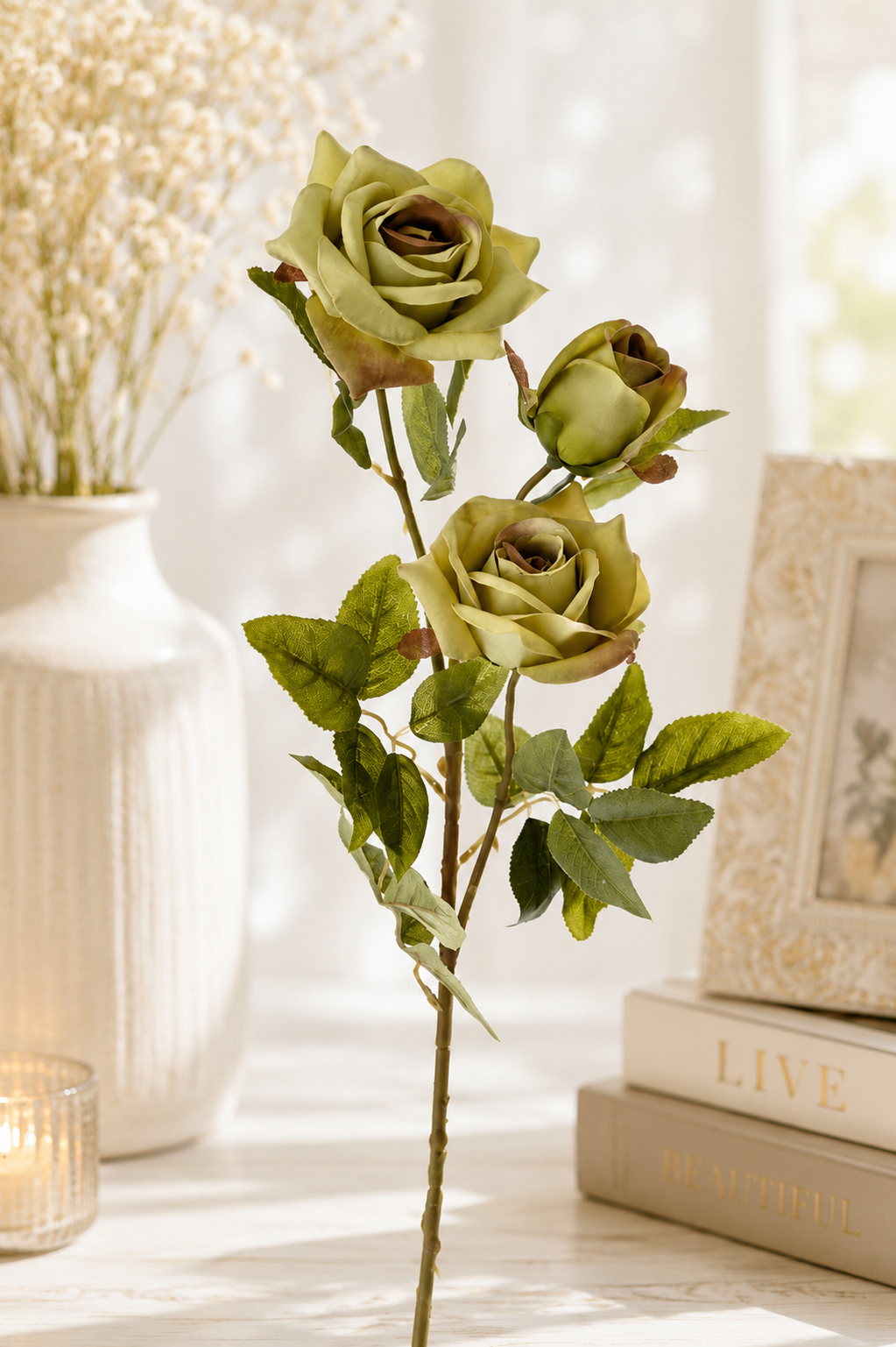 Ramură decorativă cu trandafiri verzi – eleganță naturală și rafinament atemporal