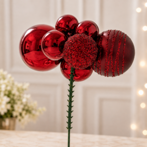 Decor floral cu globuri roșii pe tijă – model Crăciun