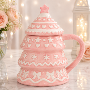 Cană cu capac în formă de brad roz – design festiv cu relief