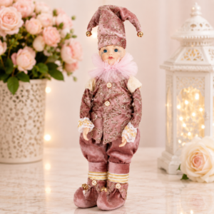 Figurină decorativă elf roz pudrat, cu ținută luxoasă și detalii aurii