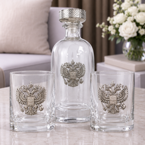 Set whisky din sticlă cu decantor și 2 pahare, decor emblema metalică, transparent, 350ml