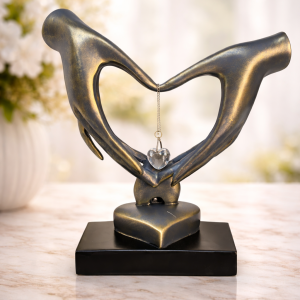Statuetă decorativă romantică cu inimă suspendată