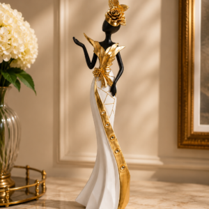 Statuetă decorativă „Golden Diva” – figurină artistică feminină alb-negru cu accente aurii