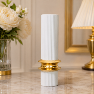 Vază decorativă modernă, ceramică albă cu accente aurii