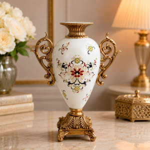 Vază decorativă ornament elegant alb-auriu cu motive florale