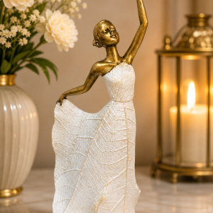 Statuetă decorativă „Dansatoare Elegance” – figurină artistică alb-aurie