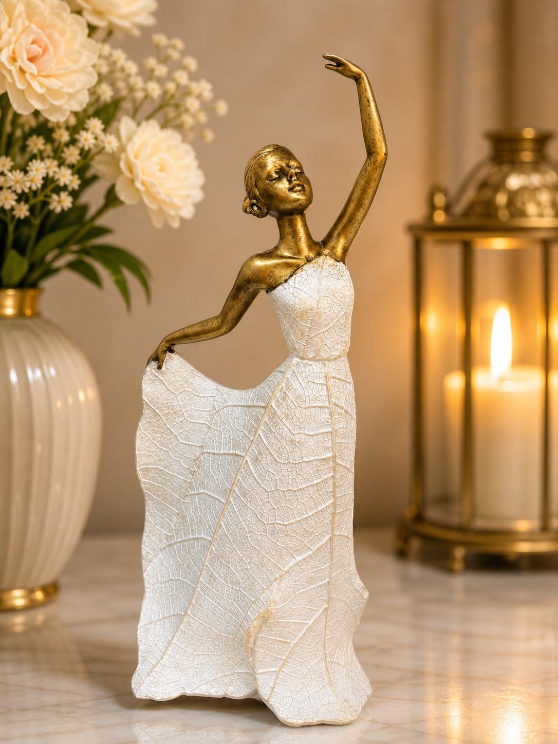 Statuetă decorativă „Dansatoare Elegance” – figurină artistică alb-aurie