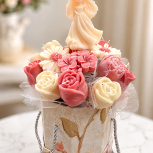 Buchet Lumanari Decorative Parfumate – Aranjament Floral Handmade cu Figurina