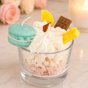 Lumânare Decorativă Handmade în Pahar de Sticlă – Design Desert cu Macaron, Frișcă și Ciocolată, Cadou Premium