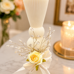 Lumânare Decorativă Premium în Formă de Vază cu Fundă Satinată și Trandafir – Handmade, Decor Elegant, Cadou pentru Casă