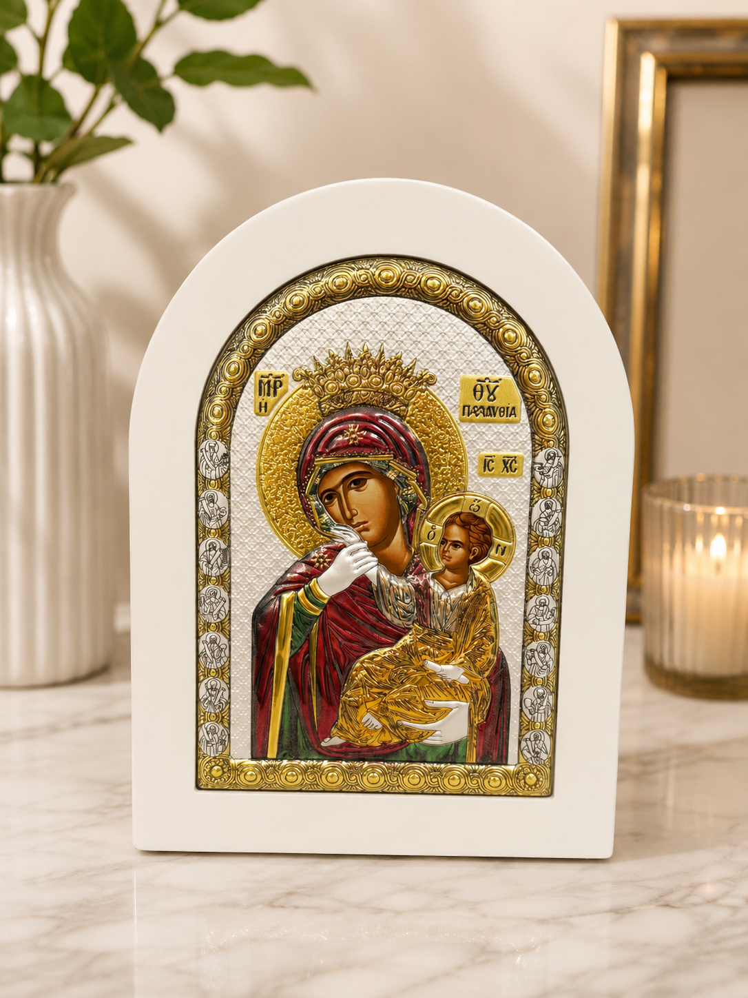 Icoană decorativă Maica Domnului cu Pruncul Iisus, ramă albă, detalii aurii