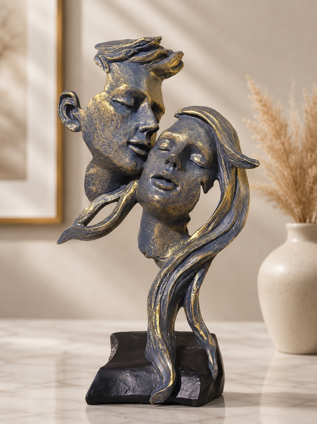 Statueta decorativa „Iubire Infinita” – Cuplu Indragostit, Gri Antichizat cu Accente Aurii
