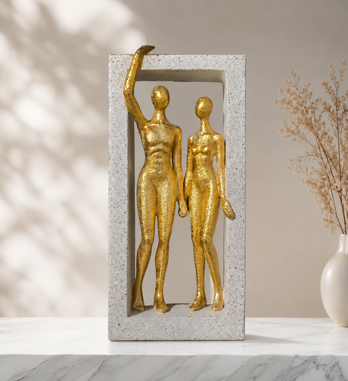 Statueta decorativa „Impreuna” – Doua Siluete Aurii in Rama, Design Modern