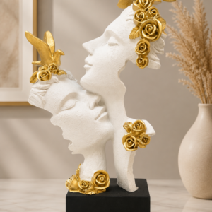 Statueta decorativa Armonia Iubirii – Cuplu cu Trandafiri si Pasari Aurii, Alb-Auriu