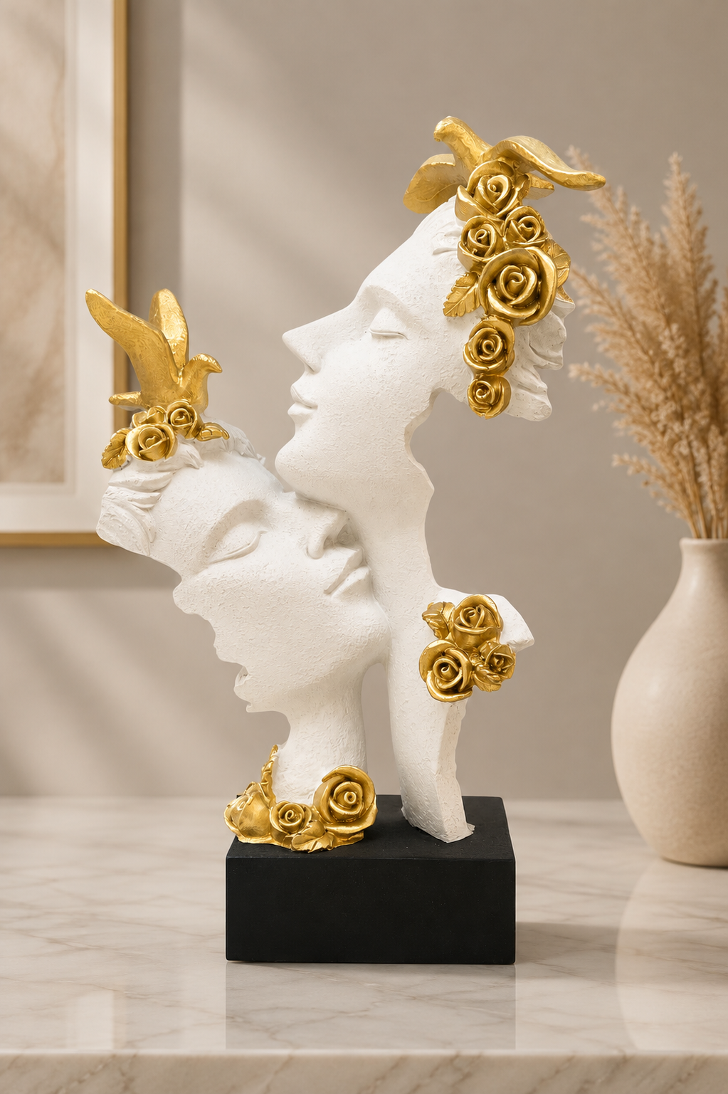 Statueta decorativa Armonia Iubirii – Cuplu cu Trandafiri si Pasari Aurii, Alb-Auriu