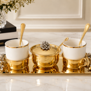 Set servire cafea premium, 2 cesti din portelan cu suport auriu, zaharnita cu capac si tava decorativa, finisaj auriu