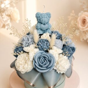 Aranjament Cadou cu Lumanari din Ceara, Ursulet cu Inima si Flori Decorative, Cutie Rotunda, Design Elegant, Bleu/Alb
