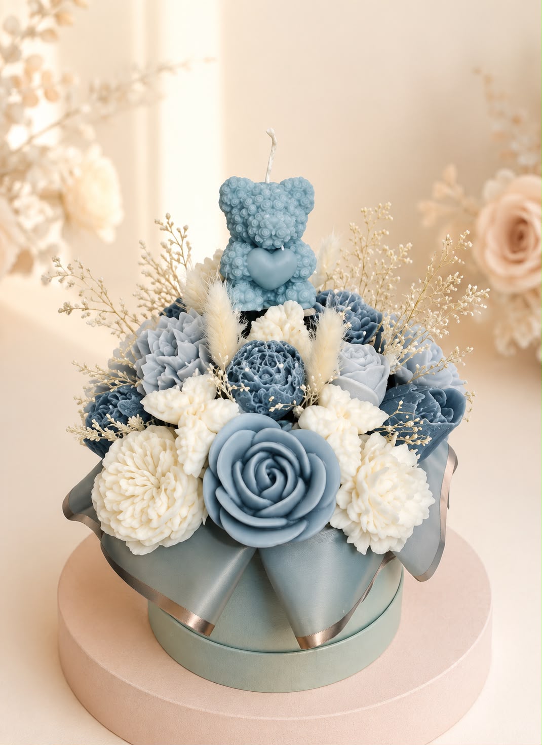 Aranjament Cadou cu Lumanari din Ceara, Ursulet cu Inima si Flori Decorative, Cutie Rotunda, Design Elegant, Bleu/Alb