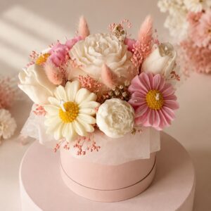 Aranjament Cadou cu Lumanari din Ceara in Forma de Flori, Cutie Rotunda, Design Floral Elegant, Roz/Alb/Ivoire