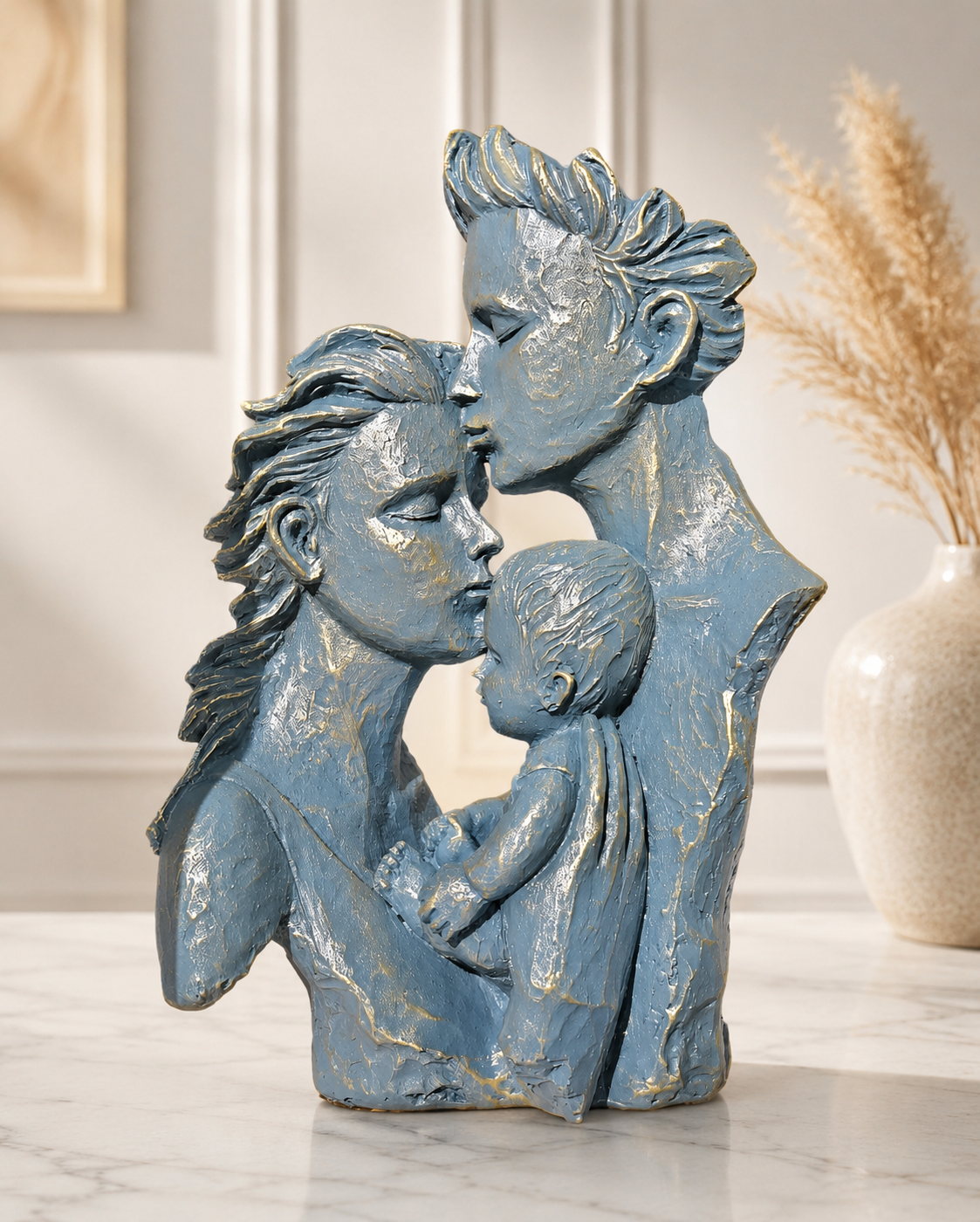 Statueta decorativa „Iubirea Familiei” – Parinti si Copil, Gri-Albastru cu Accente Aurii