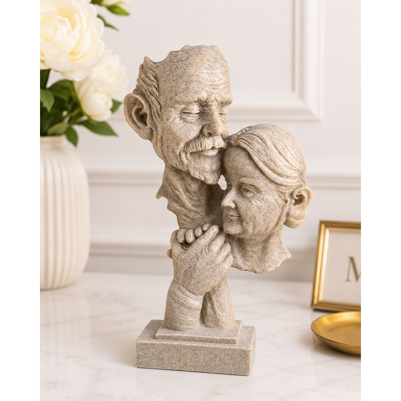 Statueta decorativa din ceramica pentru cuplu varstnici, design romantic, bej
