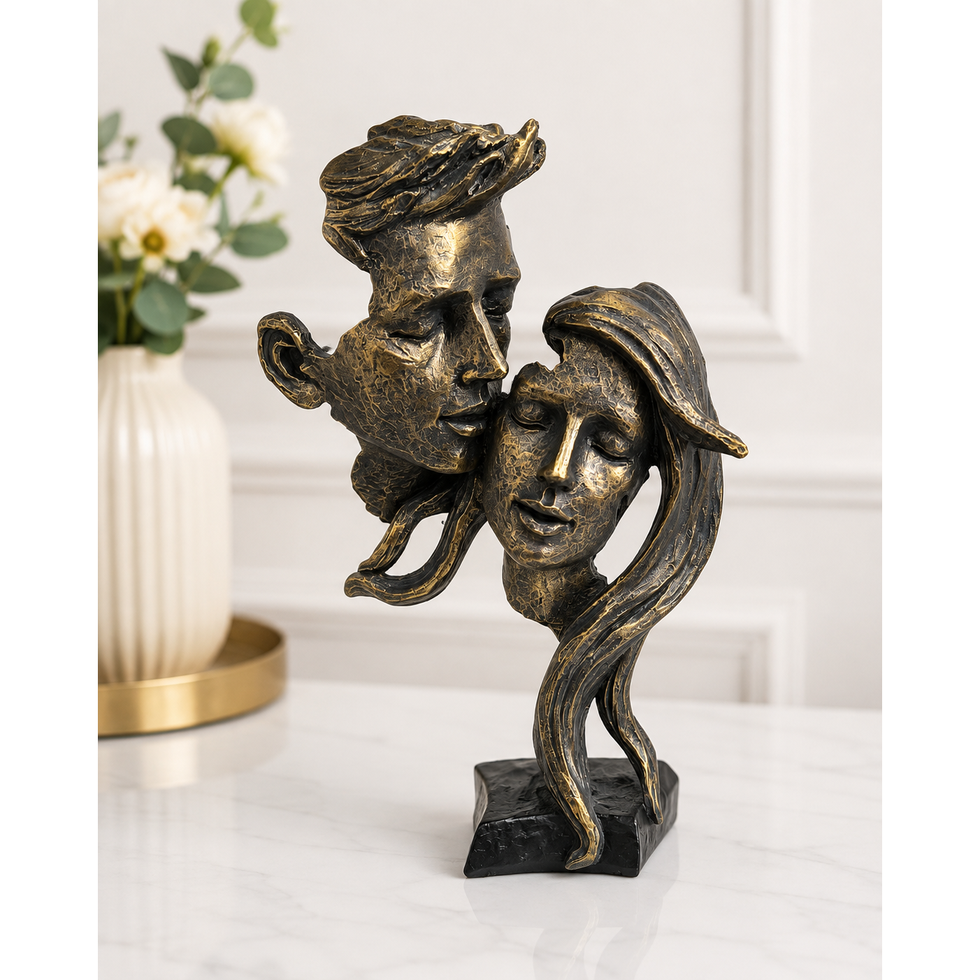 Statueta decorativa „Cuplu Indragostit”, design romantic, finisaj bronz antichizat, suport negru