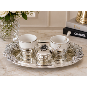 Set servire cafea premium pentru 2 persoane 2 cesti din portelan, suporturi si lingurite, zaharnita cu capac, tava ovala decorativa, finisaj argintiu