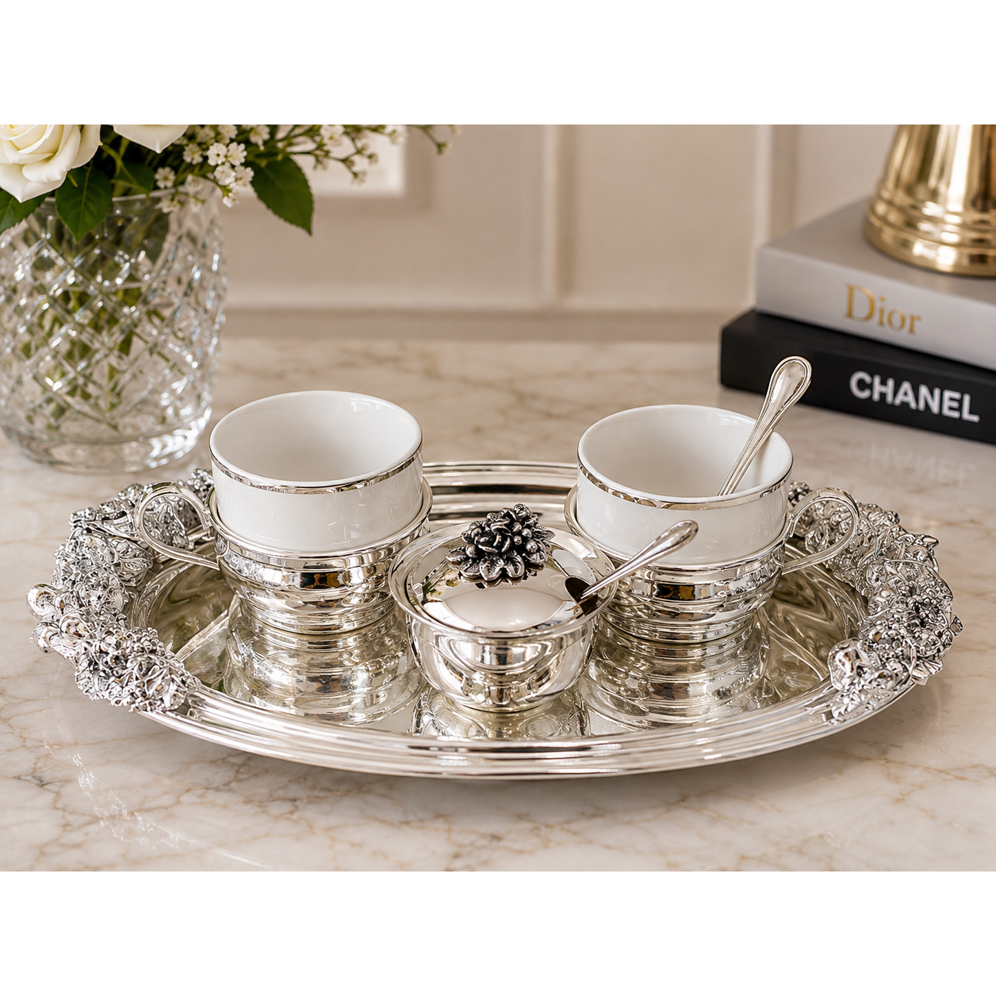 Set servire cafea premium pentru 2 persoane 2 cesti din portelan, suporturi si lingurite, zaharnita cu capac, tava ovala decorativa, finisaj argintiu