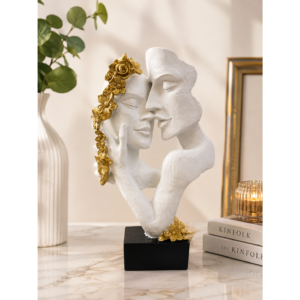 Statueta decorativa „Cuplu Indragostit”, din rasina, alb cu detalii aurii